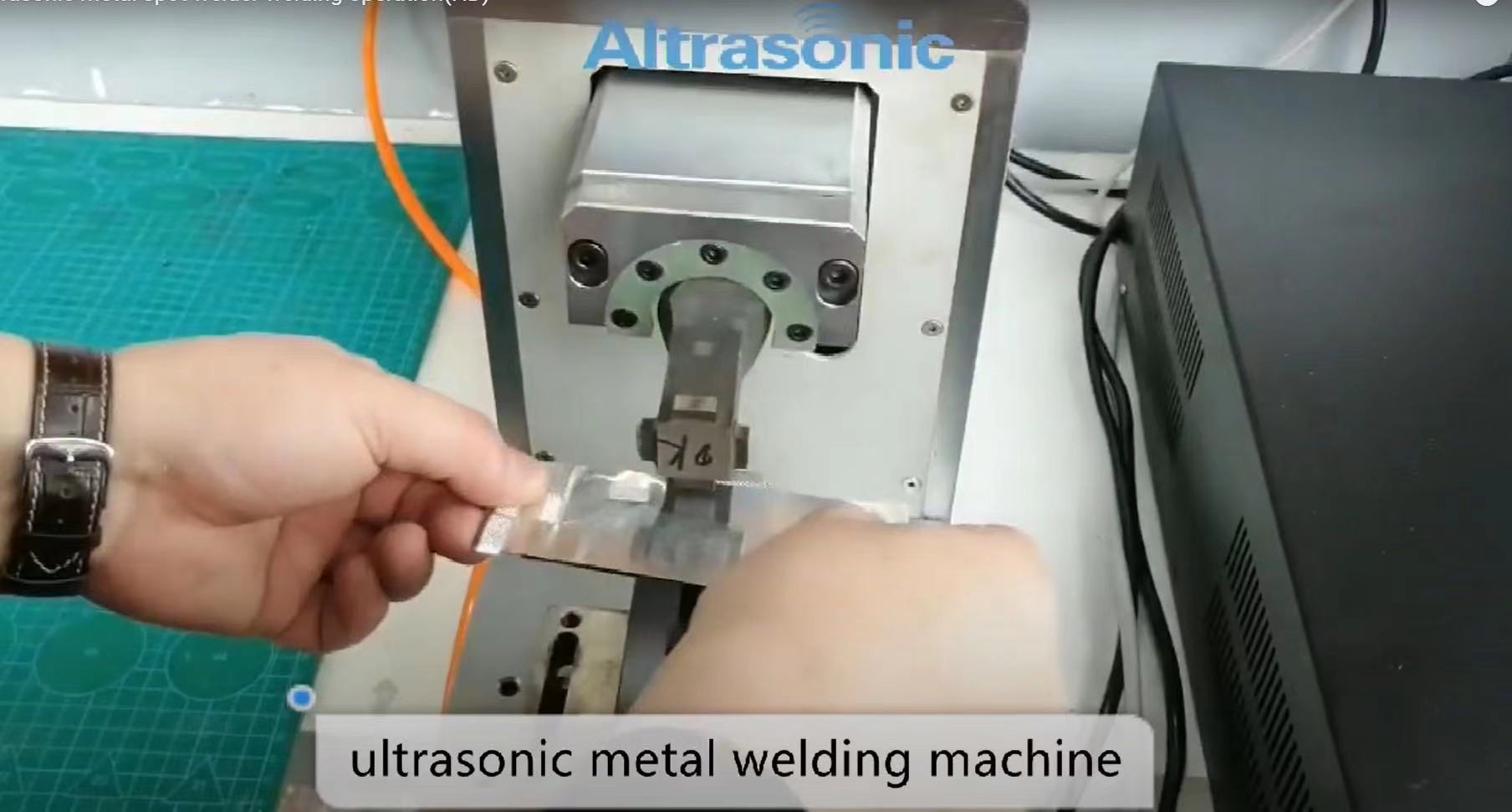 L'applicazione della saldatrice a punti ad ultrasuoni per metallo