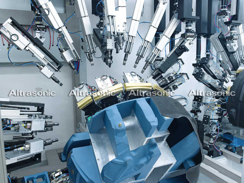 Modo efficiente per la produzione di massa, saldatura ad ultrasuoni con automazione e robotica