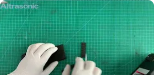 Mostra l'effetto del taglio della gomma con un coltello da taglio in plastica da 30K
